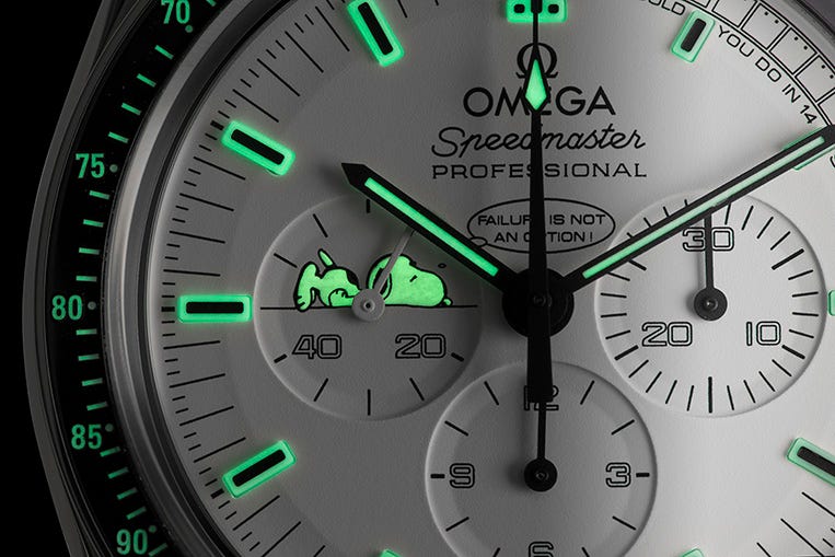 Speedmaster Apollo 13 Silver Snoopy Award lume
